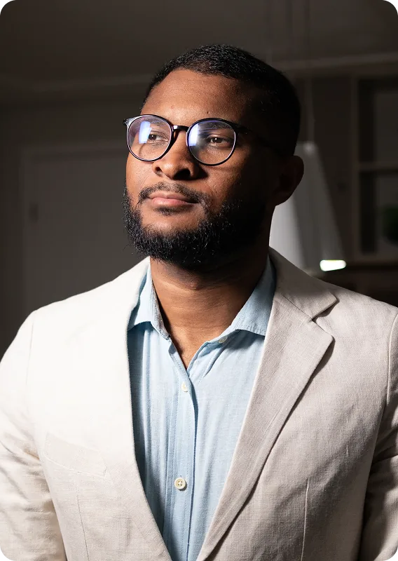 Pedro Lucas psicólogo em retrato usando blazer
